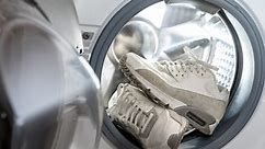 Pranie butów w pralce to skuteczny sposób na ich odświeżenie. Sprawdź, jak wyczyścić białe trampki i ich nie zniszczyć?