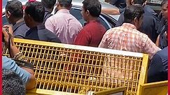 Mukesh Ambani with family members arrived at Siddhivinayak Temple #mukeshambani ##siddhivinayaktemple #oneindiatelugu | Oneindia Telugu
