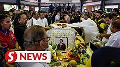 Samy Vellu cremated after emotional farewell