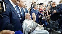Papa Francesco non risponde all'inviato del Tg1 e allontana il microfono