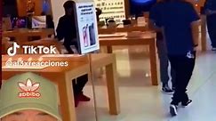 Este chico se mete a robar en apple store. Se lleva 49 celulares 😱💰📱 Oakland ca. #apple #noticias #parati #celulares #california #viral #tiktok #oakland