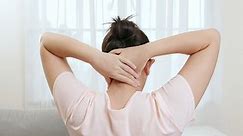 Co oznacza ból głowy z tyłu nad karkiem? Lekarz tłumaczy