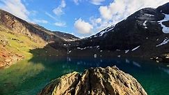 Le lac Troll, ou Trollsjön Rissajaure en suédois, est un lac vert et bleu dans le nord de la Suède, près de Kiruna. 11 juillet 2016. Délai du curseur.