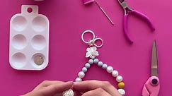 Learn how to make this DIY Lanyard Clip Wristlet using these instructions. 📌Make sure you SAVE this video for future use!Cara & Co Supplies:7x 19mm