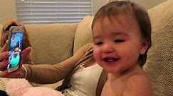 Deux bébés adorables ont une conversation palpitante sur Facetime
