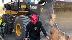 Make The Best Use Of Loader To Pour Concrete On The Construction Site- Tips Tool Easyway Easywork !