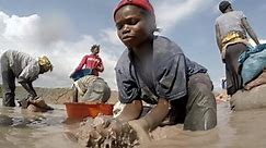 Children mining cobalt for batteries in Congo