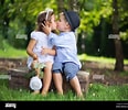 Résultat d’image pour filles qui s'embrassent. Taille: 116 x 100. Source: www.alamyimages.fr