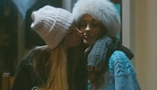 Résultat d’image pour filles qui s'embrassent. Taille: 175 x 100. Source: www.shutterstock.com