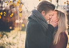 Résultat d’image pour filles qui s'embrassent. Taille: 143 x 100. Source: www.1zoom.me