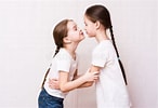 Résultat d’image pour filles qui s'embrassent. Taille: 146 x 100. Source: www.dreamstime.com
