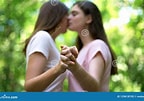 Résultat d’image pour filles qui s'embrassent. Taille: 144 x 101. Source: nl.dreamstime.com