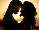 Résultat d’image pour filles qui s'embrassent. Taille: 133 x 101. Source: quid.ma
