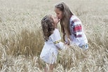 Résultat d’image pour filles qui s'embrassent. Taille: 154 x 103. Source: fr.dreamstime.com