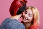Résultat d’image pour filles qui s'embrassent. Taille: 153 x 103. Source: fr.dreamstime.com