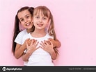 Résultat d’image pour filles qui s'embrassent. Taille: 138 x 104. Source: fr.depositphotos.com