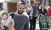 Afbeeldingsresultaten voor Russell Brand and wife and Kids. Grootte: 180 x 106. Bron: www.dailymail.co.uk