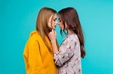 Résultat d’image pour filles qui s'embrassent. Taille: 161 x 106. Source: www.freepik.com