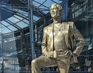 Résultat d’image pour Celebrity Statues. Taille: 135 x 106. Source: www.standard.co.uk