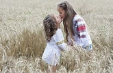 Résultat d’image pour filles qui s'embrassent. Taille: 165 x 106. Source: fr.dreamstime.com