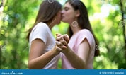 Résultat d’image pour filles qui s'embrassent. Taille: 178 x 106. Source: nl.dreamstime.com