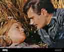 Omar Sharif and Julie Christie కోసం చిత్ర ఫలితం. పరిమాణం: 129 x 106. మూలం: www.alamy.com