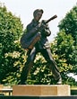 Bildergebnis für Statue of Elvis. Größe: 86 x 110. Quelle: www.flickr.com
