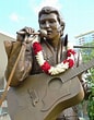 Bildergebnis für Statue of Elvis. Größe: 86 x 110. Quelle: www.flickr.com