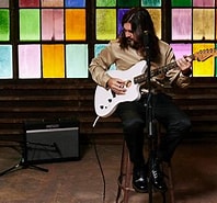 Résultat d’image pour Juanes instruments. Taille: 197 x 185. Source: www.guitarworld.com