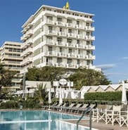 Risultato immagine per Hotel con piscina Riccione sul mare. Dimensioni: 182 x 185. Fonte: www.parchi-divertimento.it