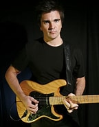 Résultat d’image pour Juanes instruments. Taille: 144 x 185. Source: www.diariofemenino.com