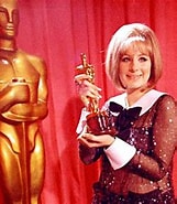 Streisand Hepburn tie Best Actress に対する画像結果.サイズ: 161 x 185。ソース: www.youtube.com