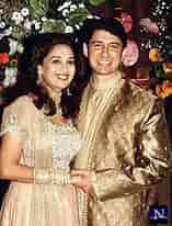 Madhuri Dixit Married ਲਈ ਪ੍ਰਤੀਬਿੰਬ ਨਤੀਜਾ. ਆਕਾਰ: 157 x 206. ਸਰੋਤ: shadipic.blogspot.com