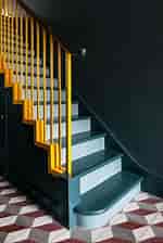 Résultat d’image pour cage d'escalier bleu. Taille: 150 x 224. Source: www.cotemaison.fr
