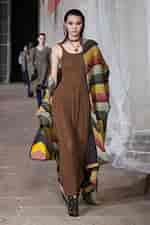 Image result for Sfilate Autunno Inverno 2023 24. Size: 150 x 225. Source: www.amica.it