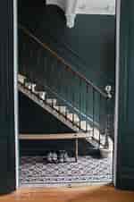 Résultat d’image pour cage escalier vert olive. Taille: 150 x 226. Source: www.pinterest.fr