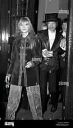 Bildergebnis für Marianne Faithfull and Mick Jagger. Größe: 150 x 262. Quelle: www.alamy.com
