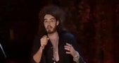 Russell Brand Stand up に対する画像結果.サイズ: 169 x 89。ソース: www.youtube.com