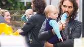 Russell Brand and wife and Kids に対する画像結果.サイズ: 166 x 93。ソース: radaronline.com