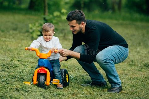 het kind op een fiets krijgt van vader eerste lessen stock afbeelding image  pedaal