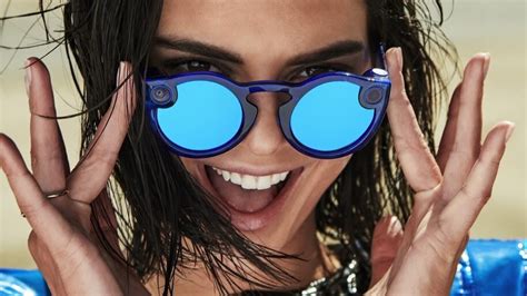 Kendall Jenner Sunglasses Model 4k 6 801 Wallpaper
