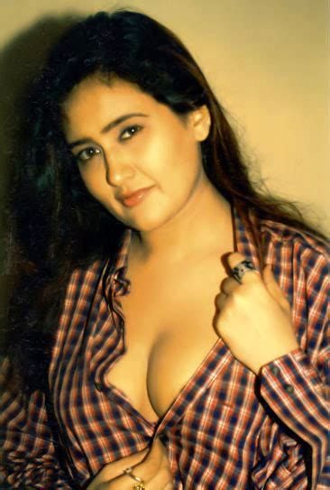 sexy south indian actress cleavage photos