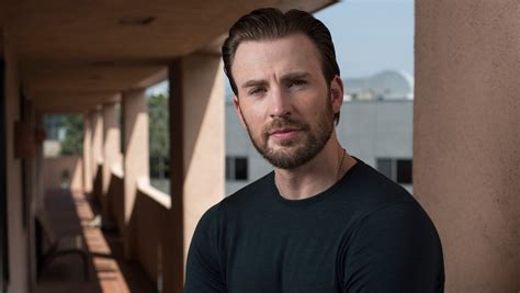 captain america chris evans reveals why he s still single