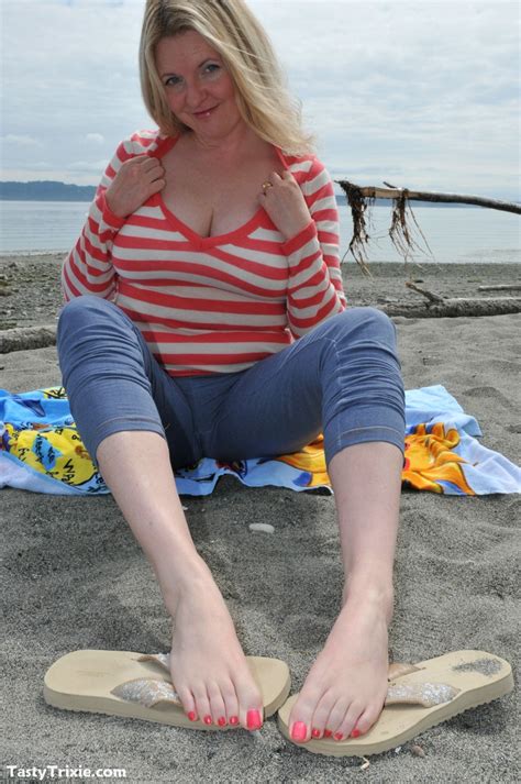Neighbor Lady Shows Tits And Toes At The Beach