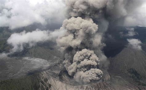 mount ruang sends volcanic ash clouds   air flights cancelled