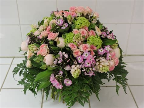 bouquet rond decoratif de saison realise par dominique kwiatek fevrier  bouquet dominique