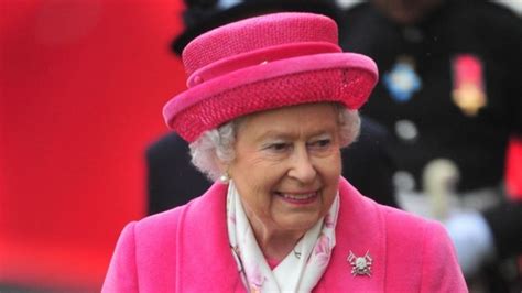 dronning elizabeth markerer fødsel med pink outfit british royal