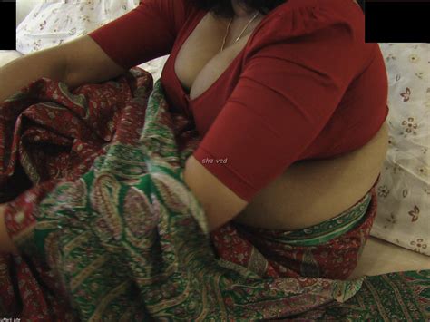 saree wali aunty exposing boobs in blouse cleavage picture