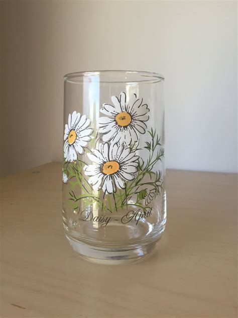 Vintage Flower Of The Month Drinking Glass April Daisy