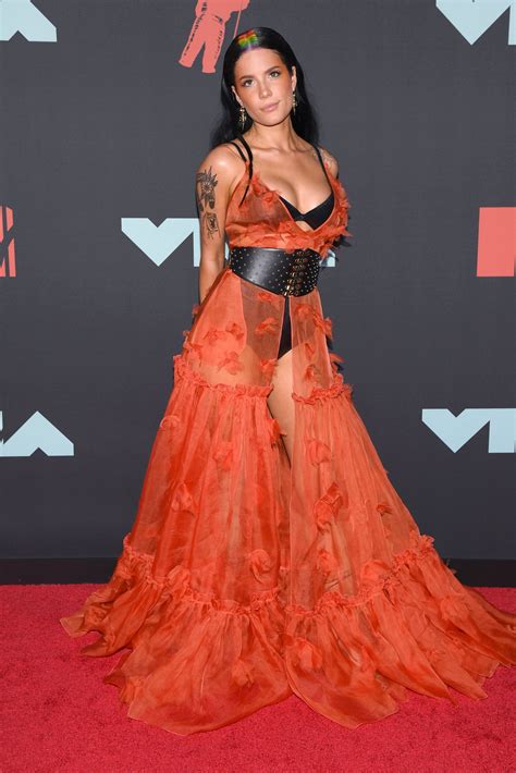 stylecaster vmas red carpet  dressed red carpet video